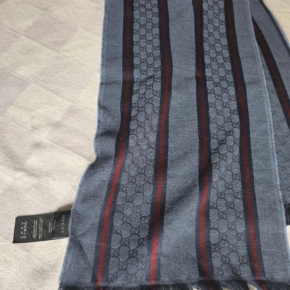 Authentic Gucci Men's Scarf in Navy and Crimson - Picture 10 of 13